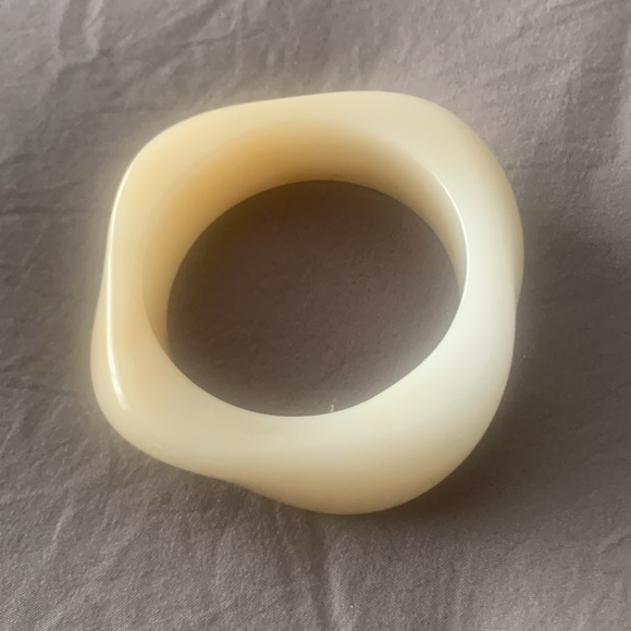 Nude acrylic bangle set - Picture 5 of 6